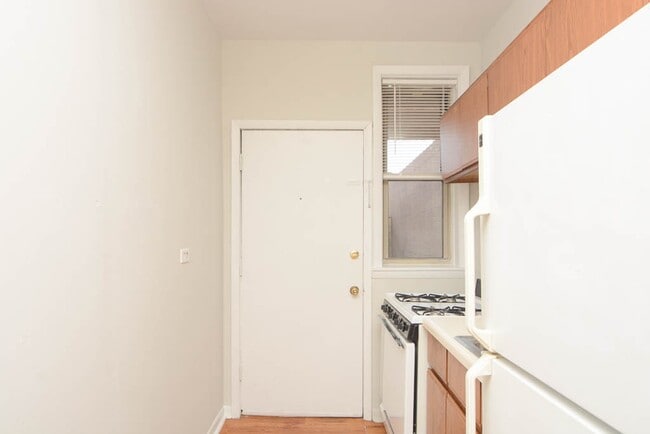 Photo - 627.5 W Barry Ave Unit S4