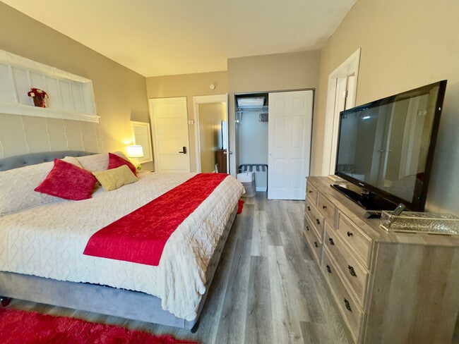 Photo - 922 W Broadway St Unit #1