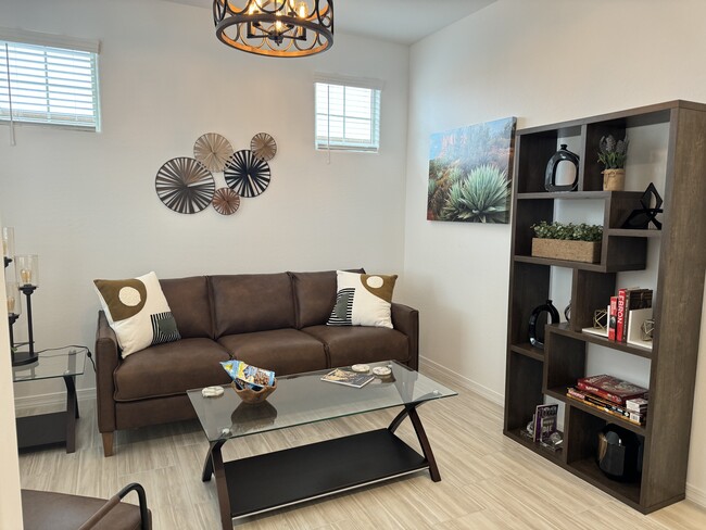 Sala de estar con sofá cama tamaño queen - 9052 W Georgia Ave