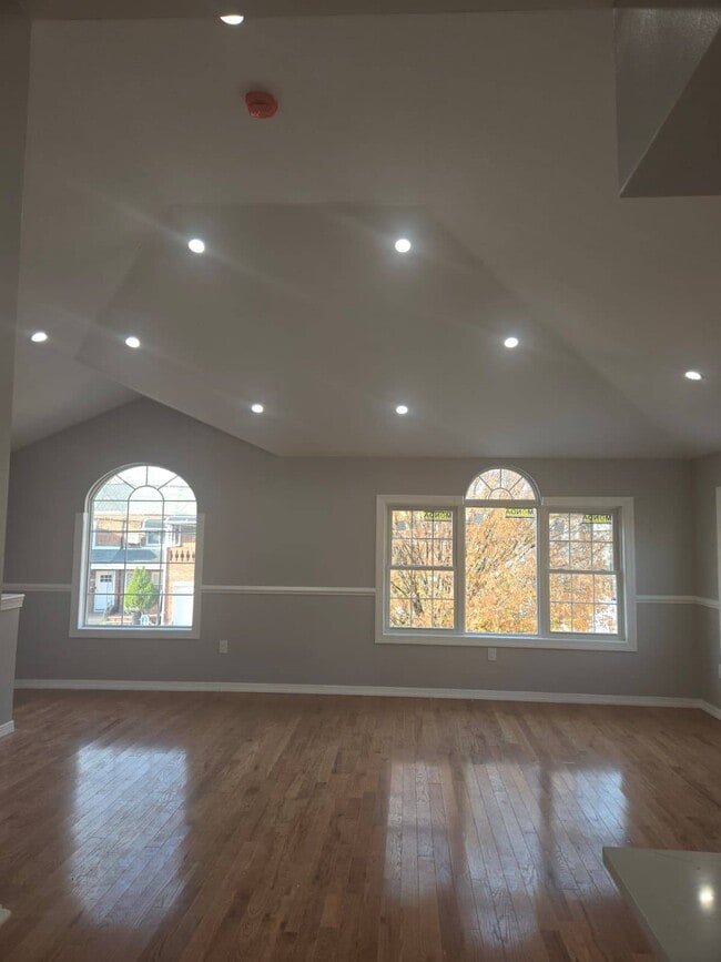 Photo - 167-12 110th Ave