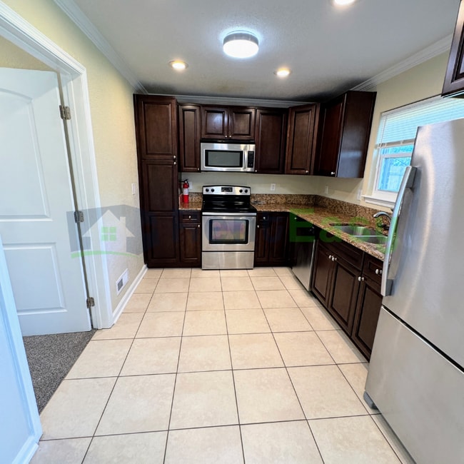 Photo - 949 Redwood Cir