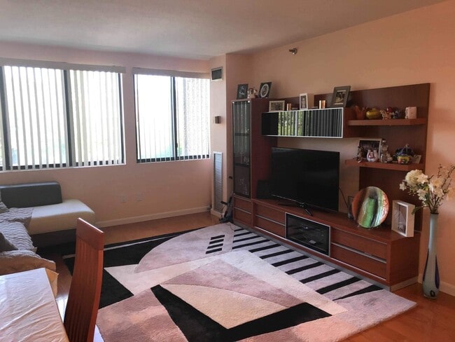 Building Photo - 1731 Beacon St Unit 316