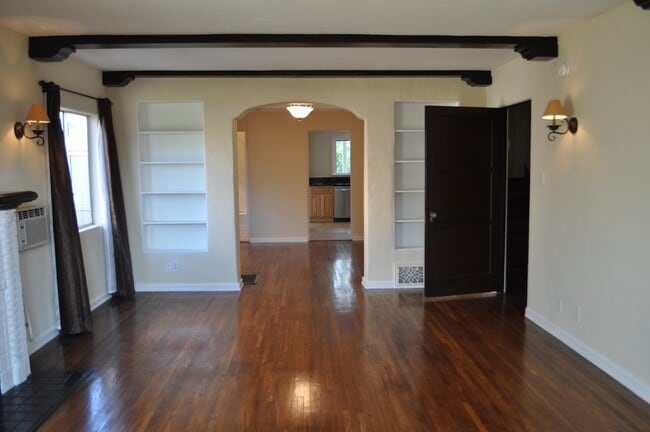 Building Photo - 1352 Masselin Ave Unit 1352