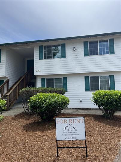 Building Photo - Fresh & Updated 2 bedroom W/S included! Unit 4 Rental