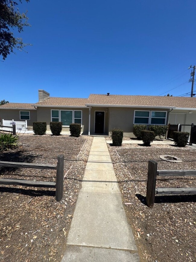 Building Photo - Updated 2 Bed / 1 Bath Home with Garage & Private Fenced Yard