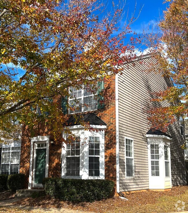 Building Photo - Newly Renovated 3 Bed, 2.5 bathroom Townhome