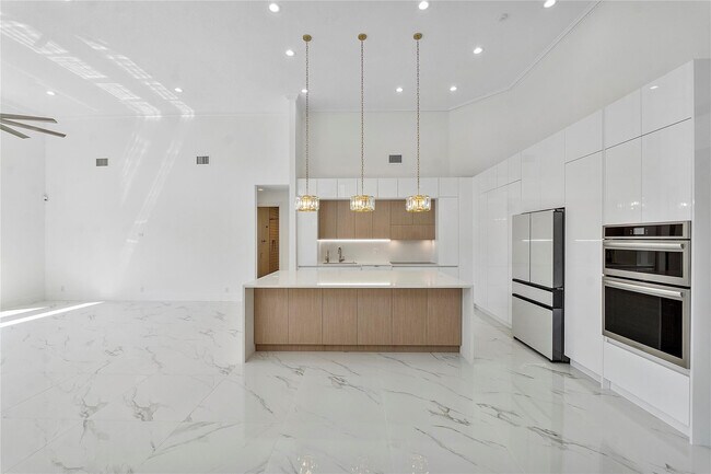 Photo - 410 Sabal Way