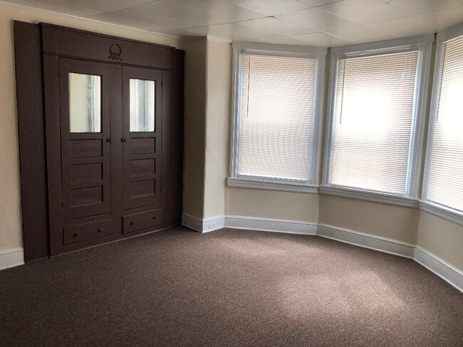 Building Photo - 2127 S 65th St Unit 2nd fl-2 bdrm