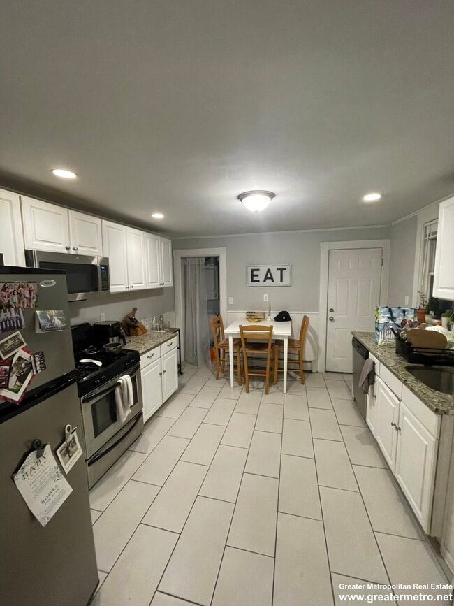 Building Photo - 764 E 8th St Unit 3