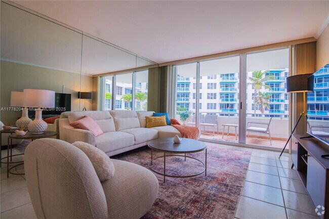Building Photo - 5151 Collins Ave Unit 428 Rental