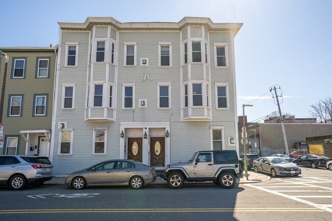 Building Photo - 201 D St Unit 2