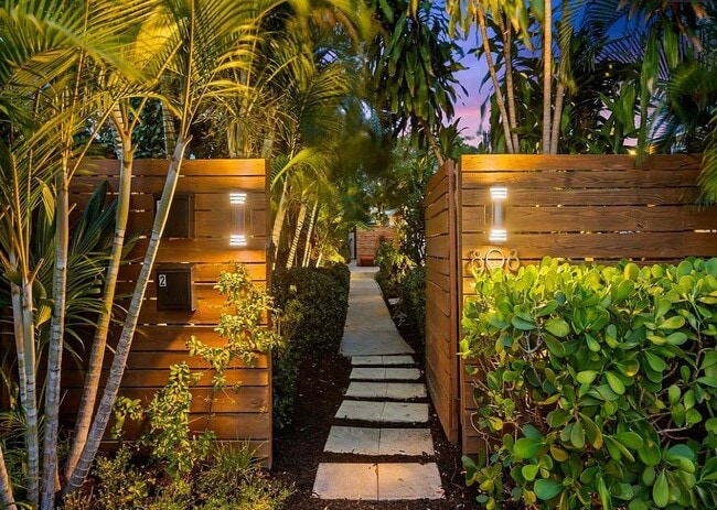 Building Photo - 808 NE 17th Way Unit 2