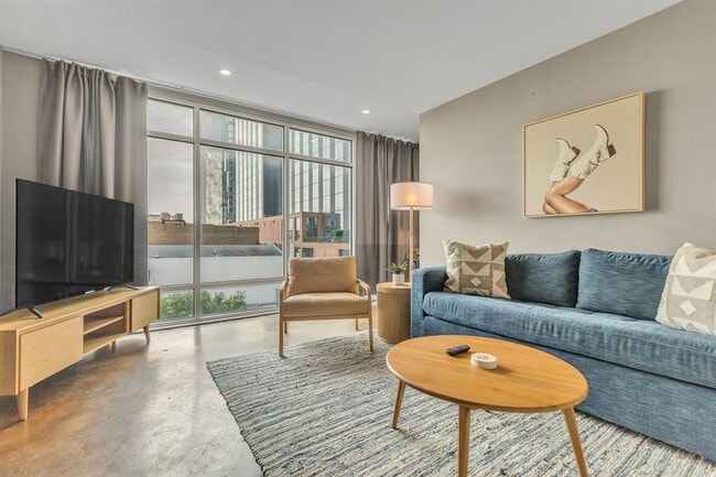 Building Photo - 119 E 6th St Unit 702