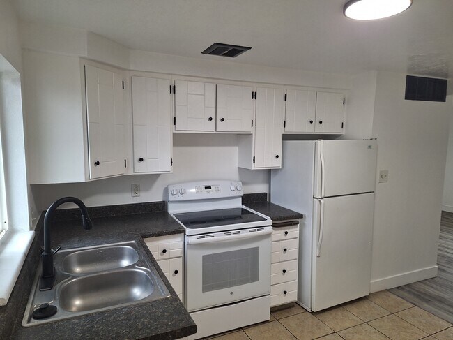 Photo - Roy 4-plex 2002 Unit 2