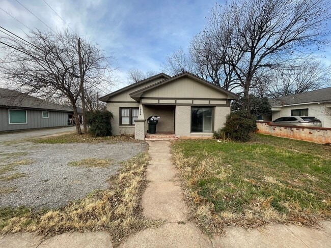 Building Photo - 5 bedroom, 2 bath