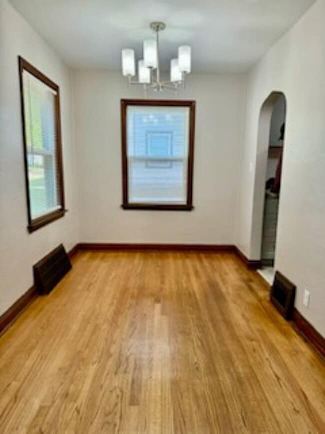 Photo - 715 S 110 St