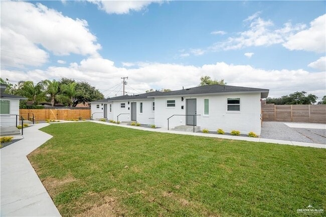 Building Photo - 802 Redwood Ave Unit 1