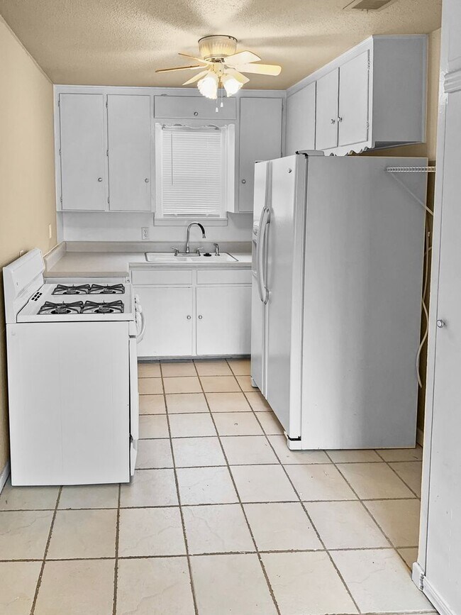 Bright & Open 3 Bedroom Home Rental House Rental in White Settlement