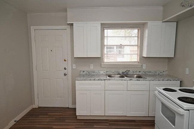 Photo - 600 E 1st St