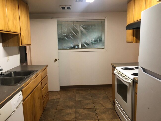 450 NW Larry St Unit Lower