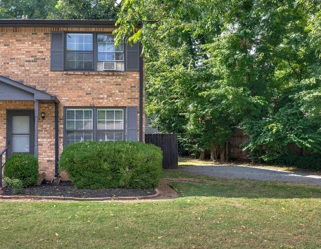 Photo - Awesome 2BE/1.5BA duplex in fantastic loca...