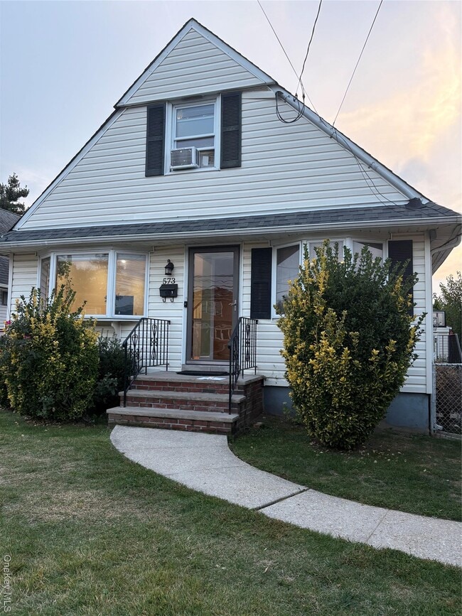 Building Photo - 573 Lakeville Rd