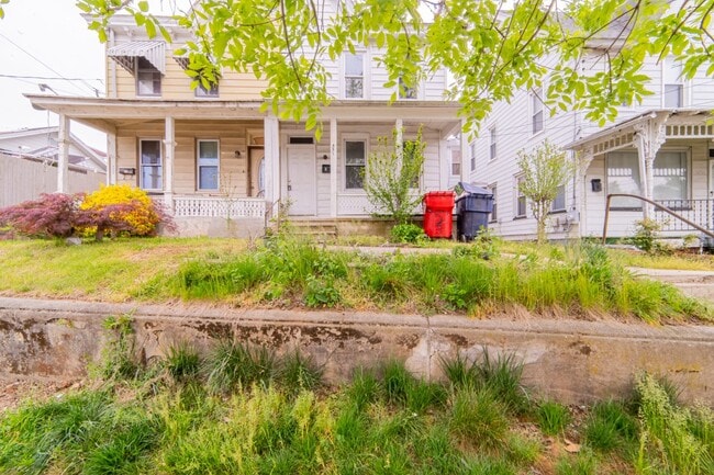 Building Photo - 351 N Laurel St Unit Apt B