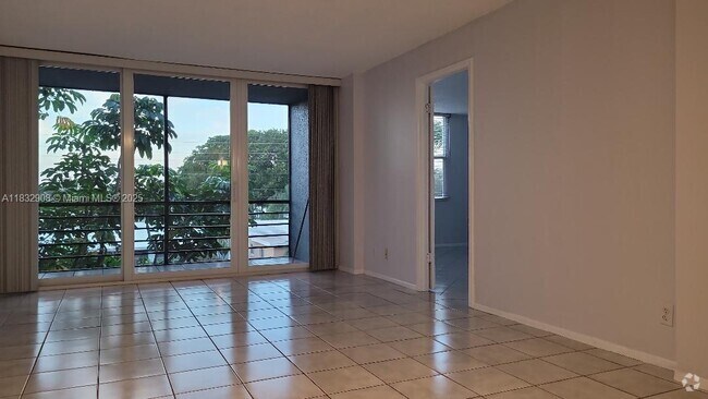 Building Photo - 120 Royal Pk Dr Unit 3B Rental