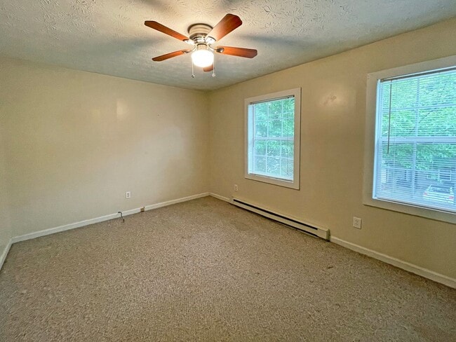 Photo - SPACIOUS TOWNHOME near Downtown! Washer/Dr...
