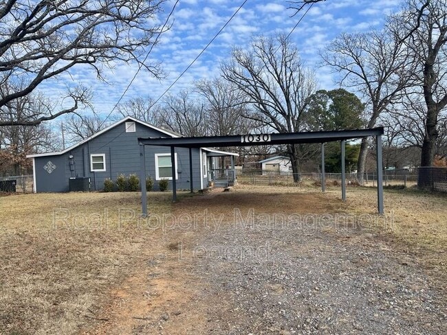Photo - 1030 Oak Dr
