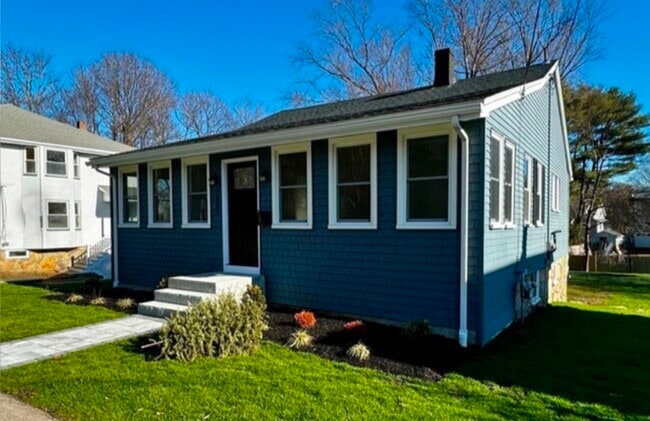 Building Photo - 1047 Pleasant St Rental