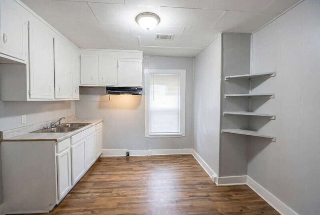 Photo - 110 W Mitchell St