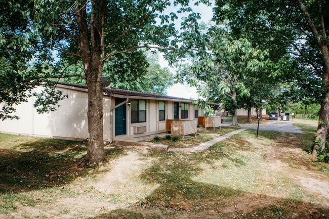 Building Photo - 2421 Madison St Unit 52