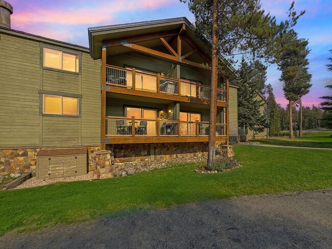 Building Photo - Winter rental 5-6 month lease! Hot tub! Walk to town! Garage parking!