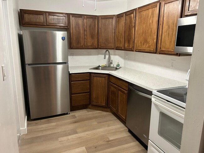 Building Photo - 3115 Oakland Shores Dr Unit E103