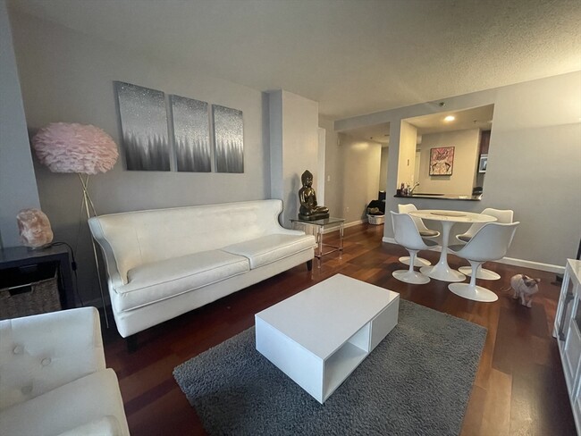 Photo - 10 Museum Way Unidad 528 Rental
