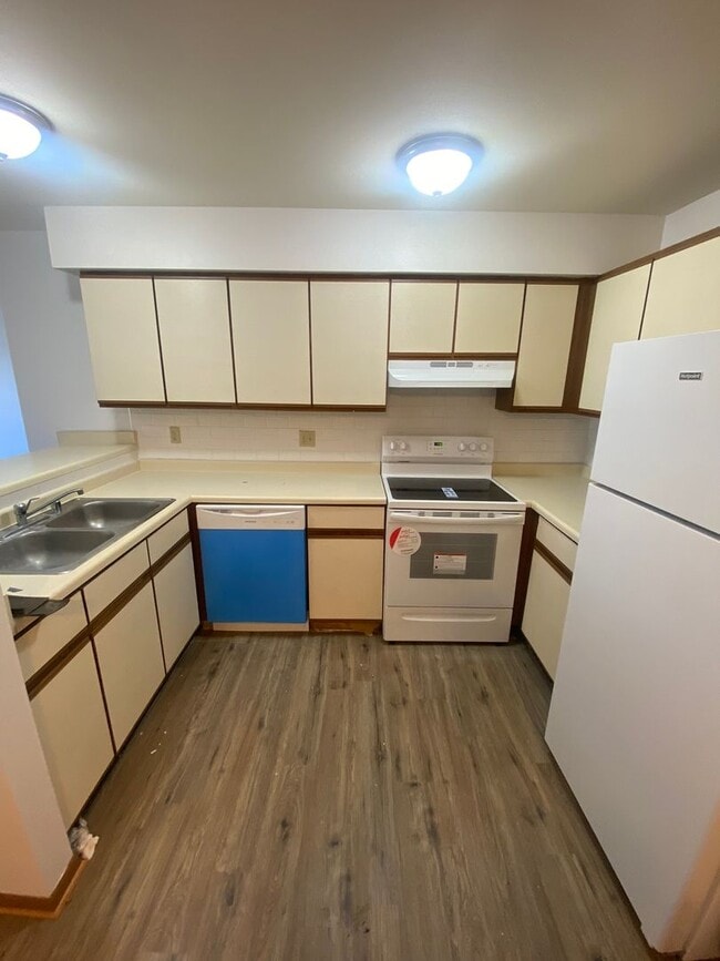 Photo - Private Entry Lower 2 Bedroom Apartment! Unit 16633 -  #5