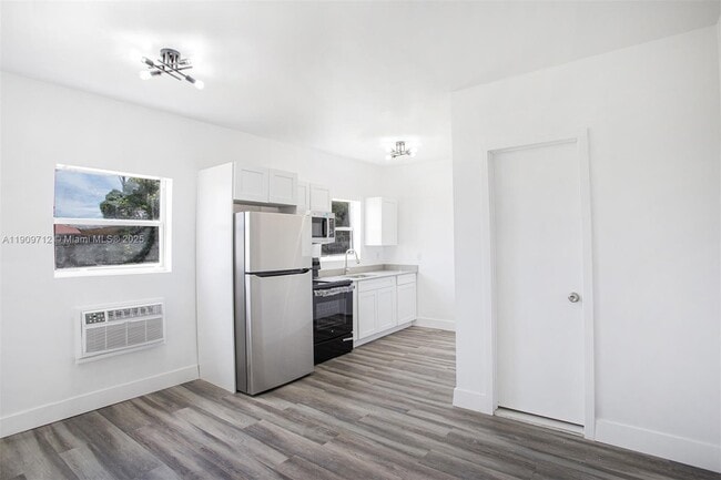 Photo - 2424 NW 7th Ct Unit 3