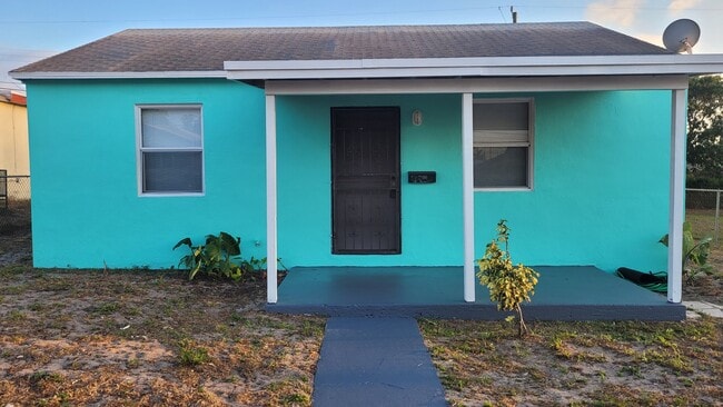 Photo - 857 W 5th St