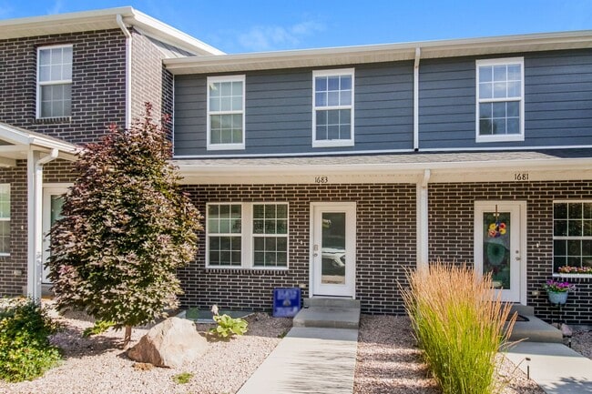 Spacious 3 Bed, 2.5 Bath Pet-Friendly Home... - Spacious 3 Bed, 2.5 Bath Pet-Friendly Home...