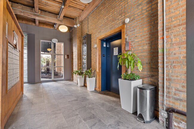 Foyer - 525 N Ada St Unidad 15