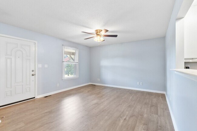 737 W Creek Dr