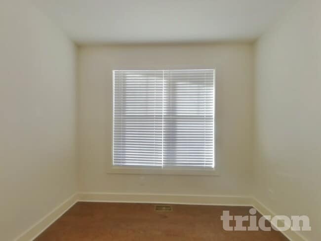 Photo - 506 Oscar Way