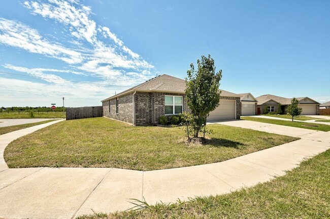 Photo - Beautiful 4BD/2BTH with a 2 car garage in Sienna Ridge Community