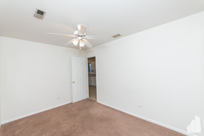Photo - 845 N Hoyne Ave Apartments Unit 2