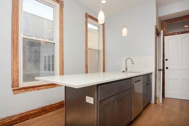 Photo - 921 N Winchester Ave Unit J06P