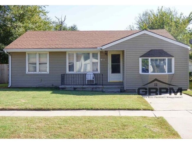 3 Bed 2 Bath Home with 2 Car Garage - 3 Bed 2 Bath Home with 2 Car Garage