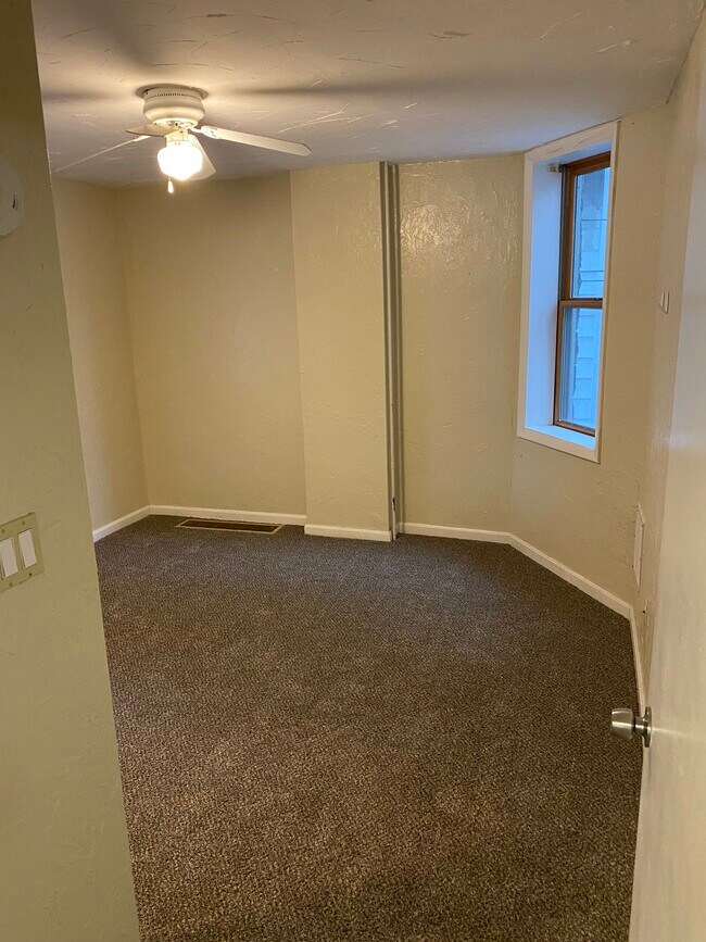 Bedroom 2 - 1954 E 123rd St Unidad 1st floor