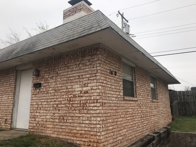 Building Photo - 2 bed, 1 bath duplex for rent in Moore nea... Rental