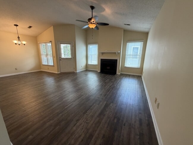 Photo - 103 W Victoria Ct